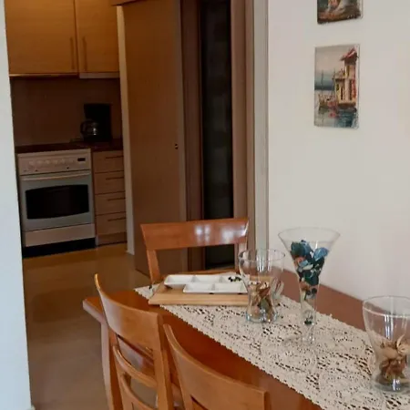 アパート Armira House